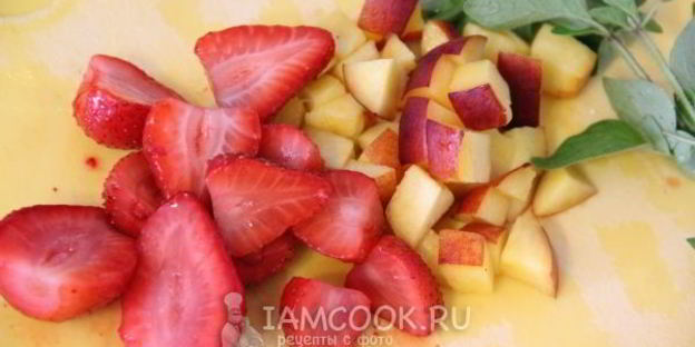 лимонад из зеленого чая с ягодами и фруктами