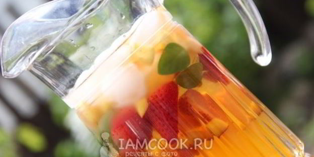 лимонад из зеленого чая с ягодами и фруктами