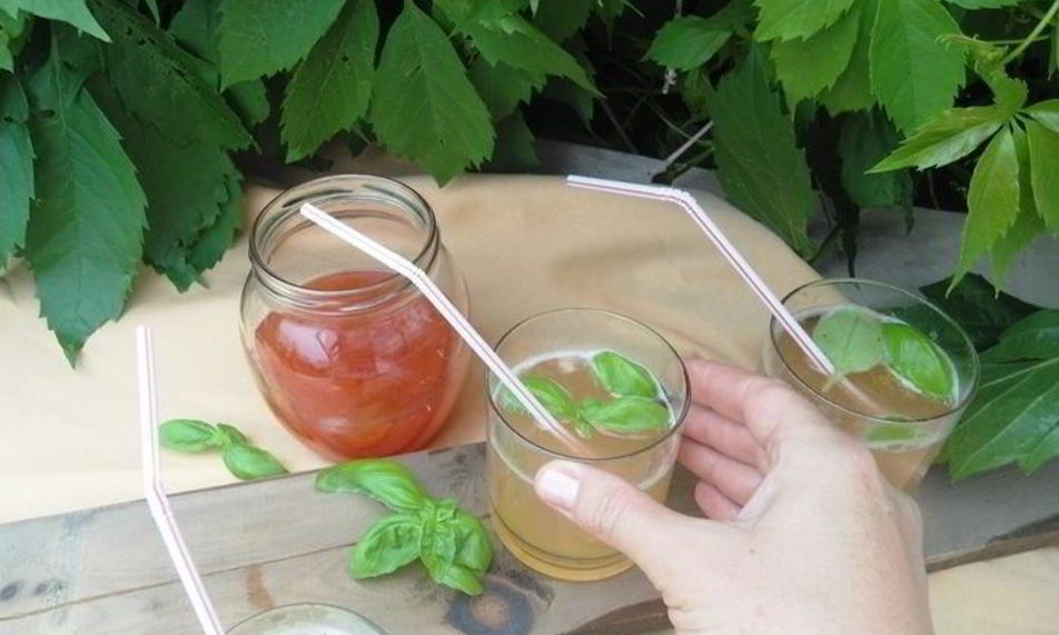 Рецепт лимонада персик-базилик