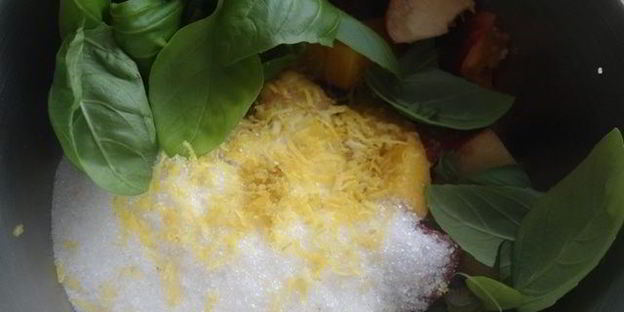 лимонад персик-базилик