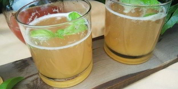 лимонад персик-базилик