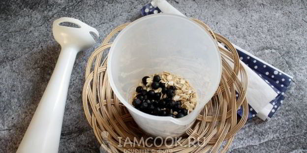кисломолочный коктейль с черникой и овсяными хлопьями