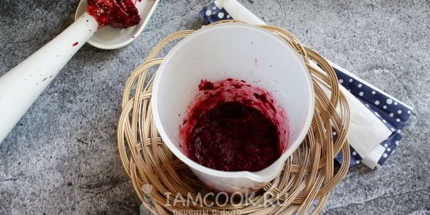 кисломолочный коктейль с черникой и овсяными хлопьями