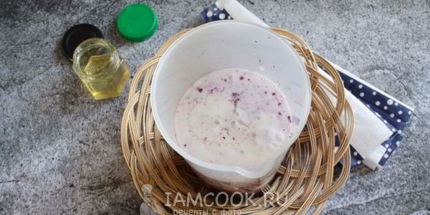кисломолочный коктейль с черникой и овсяными хлопьями