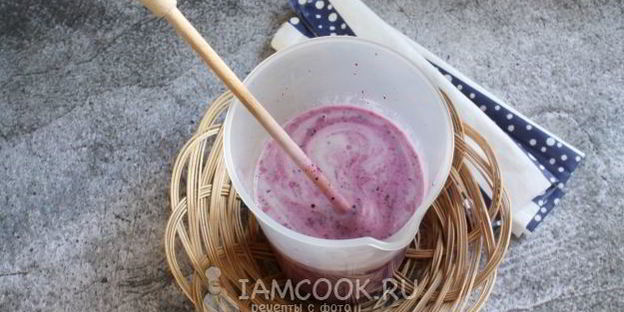 кисломолочный коктейль с черникой и овсяными хлопьями