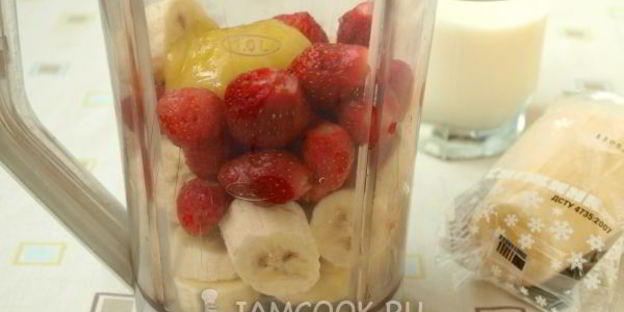 клубнично-банановый молочный коктейль