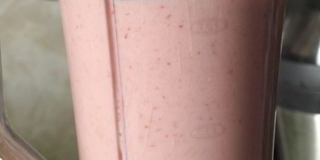 клубнично-банановый молочный коктейль