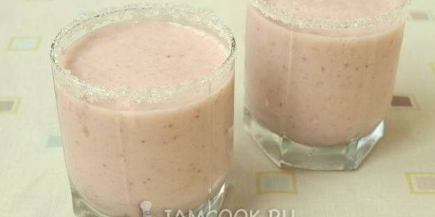 клубнично-банановый молочный коктейль