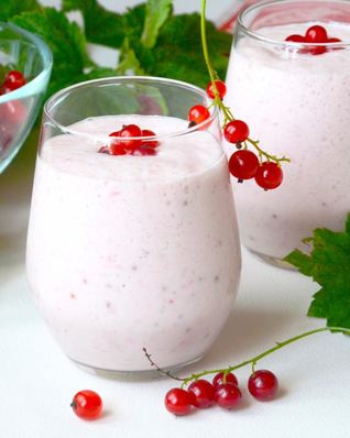 Молочный коктейль из красной смородины с бананом