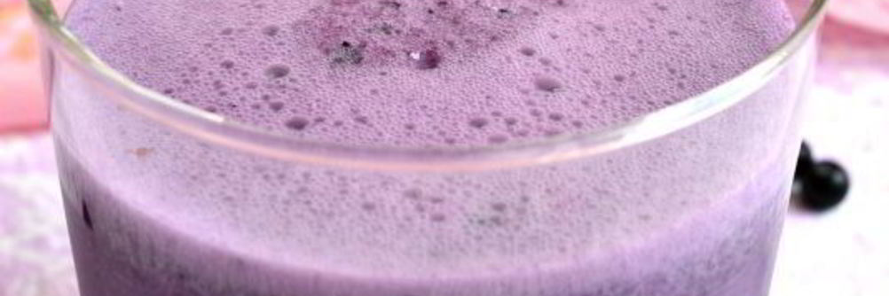 Молочный коктейль с черникой