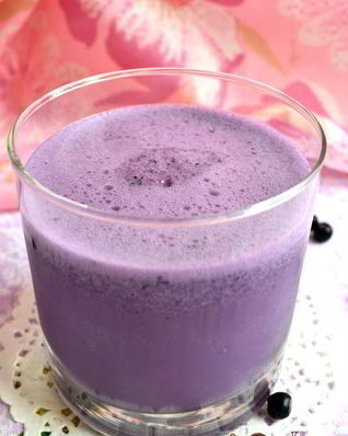 Молочный коктейль с черникой