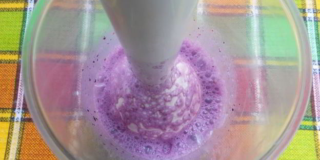 молочный коктейль с черникой