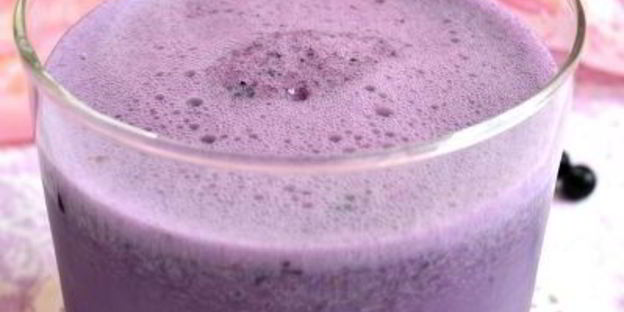 молочный коктейль с черникой