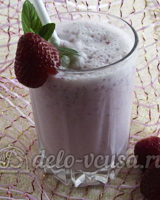 Молочный коктейль с клубникой и мороженым