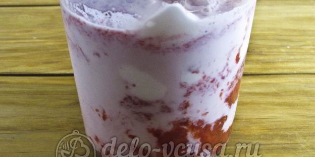 молочный коктейль с клубникой и мороженым