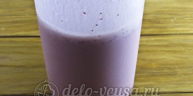 молочный коктейль с клубникой и мороженым