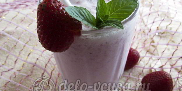 молочный коктейль с клубникой и мороженым