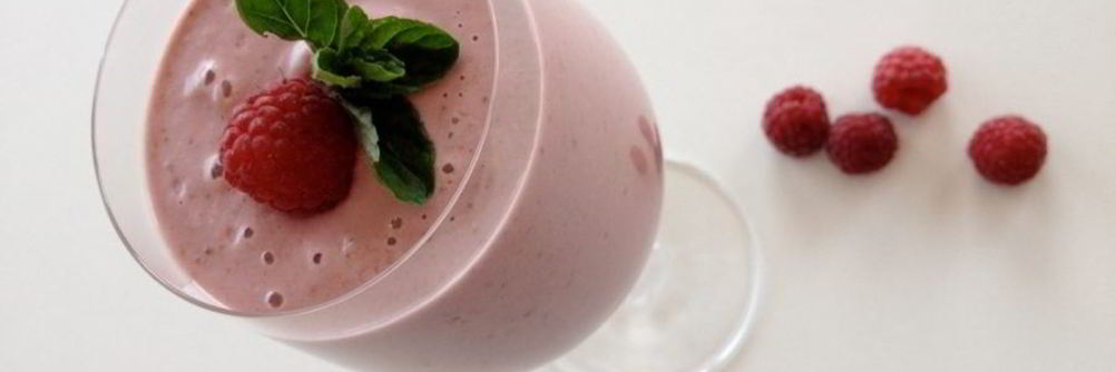 Молочный коктейль с малиной