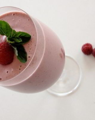 Молочный коктейль с малиной