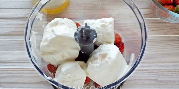 молочный коктейль с мороженым и клубникой