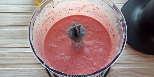 молочный коктейль с мороженым и клубникой