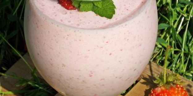 молочный коктейль с мороженым и клубникой