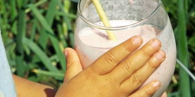 молочный коктейль с мороженым и клубникой