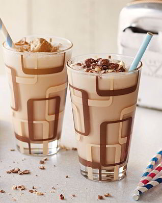 Молочный коктейль с мороженым в блендере