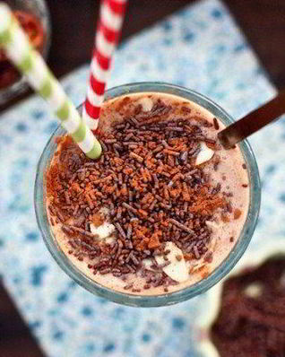 Молочный коктейль с орехами и карамелью