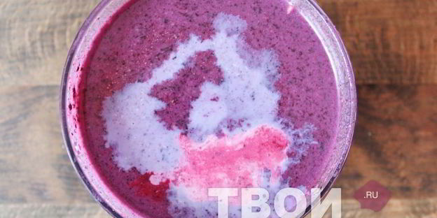 молочный коктейль в блендере