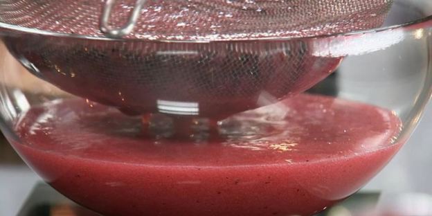 морс из черной смородины с медом и тимьяном