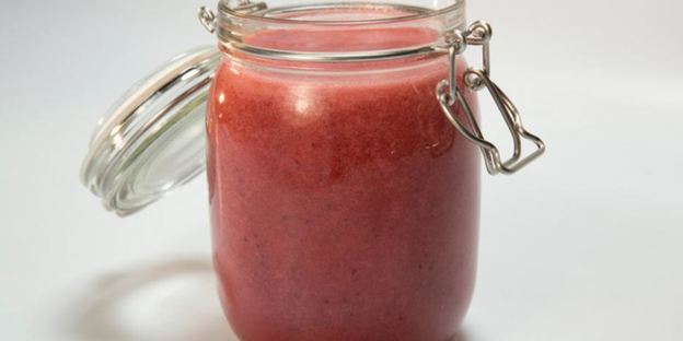 морс из черной смородины с медом и тимьяном