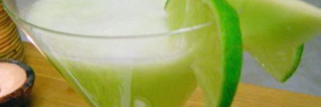 Напиток для взрослых с медовой дыней и огурцом