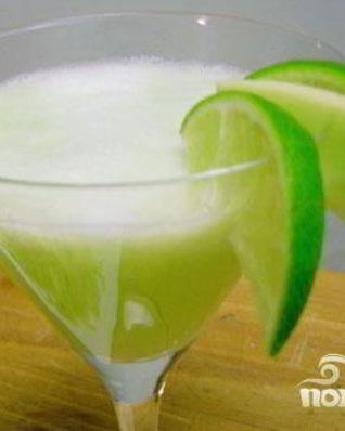 Напиток для взрослых с медовой дыней и огурцом