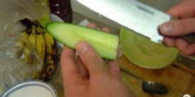 напиток для взрослых с медовой дыней и огурцом