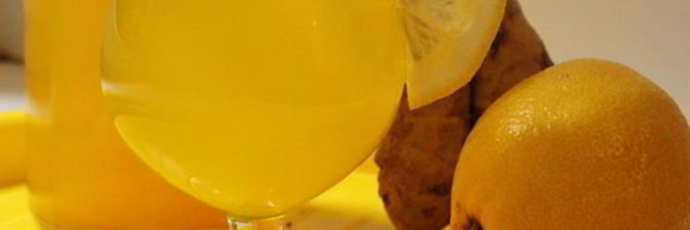 Напиток с имбирем, лимоном и куркумой