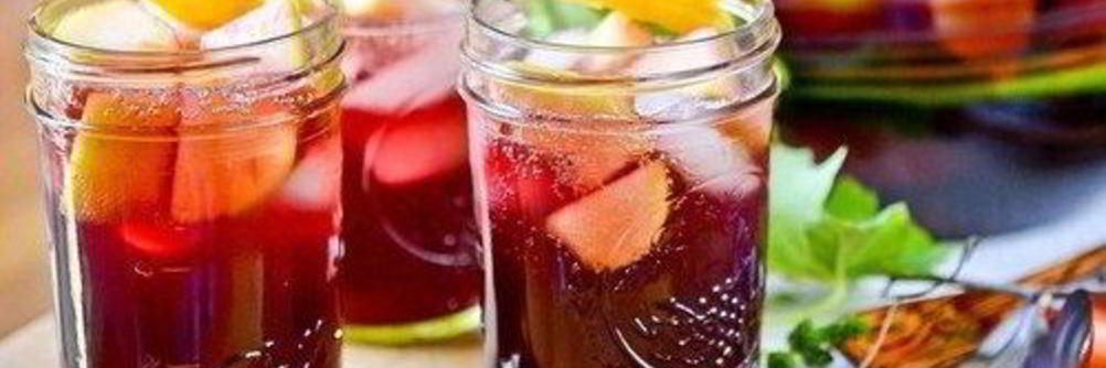 Сангрия с корицей и фруктами