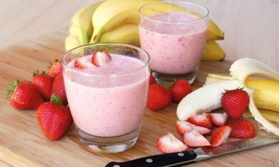 Рецепт бананова-клубничного смузи с сиропом гренадин
