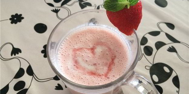 клубничный кефирный смузи