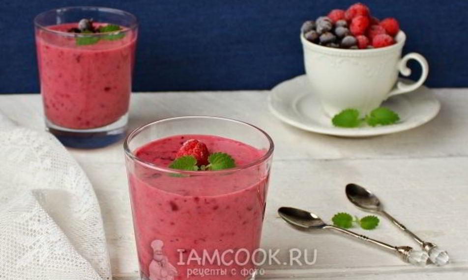 Рецепт малинового смузи с бананом и черной смородиной