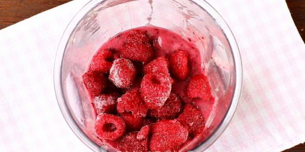 малиновый смузи с бананом и черной смородиной