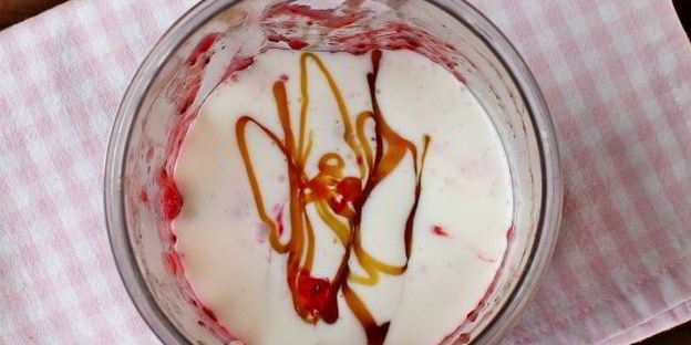 малиновый смузи с бананом и черной смородиной