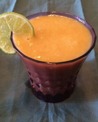 Смузи из манго и груши с гречневыми хлопьями