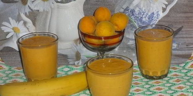 смузи с абрикосами, бананом и мацони