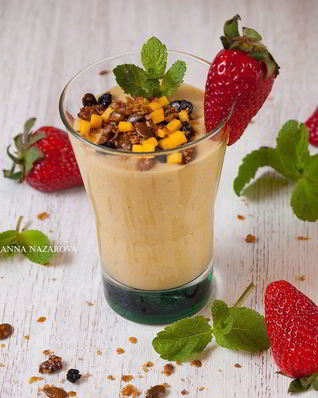 Смузи с бананом и манго