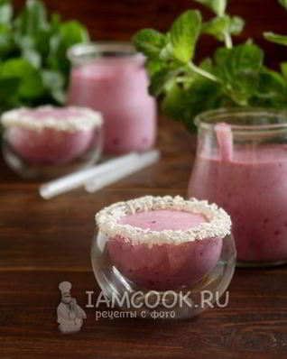 Смузи с кокосовым молоком и черной смородиной