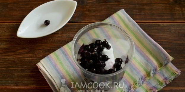 смузи с кокосовым молоком и черной смородиной