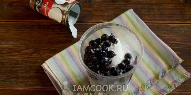 смузи с кокосовым молоком и черной смородиной