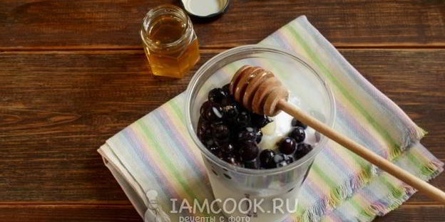 смузи с кокосовым молоком и черной смородиной