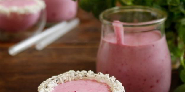 смузи с кокосовым молоком и черной смородиной